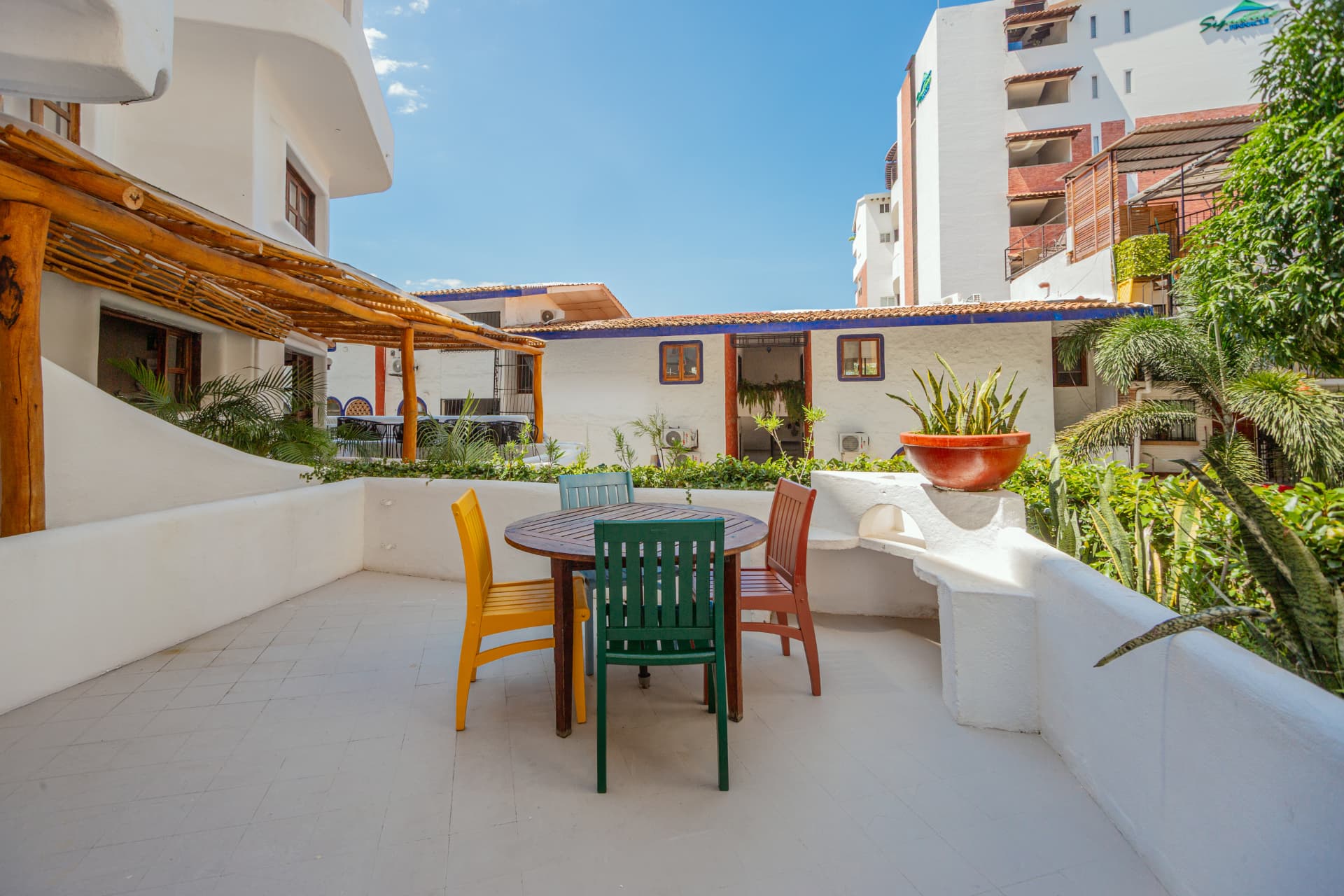 Habitación 105: terraza privada con mesa y sillas de colores
