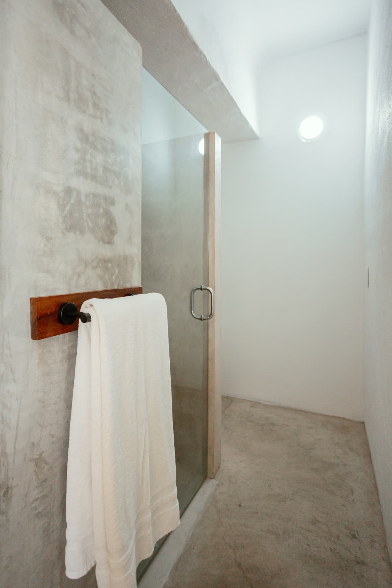 Baño privado con regadera de la habitación Premium King