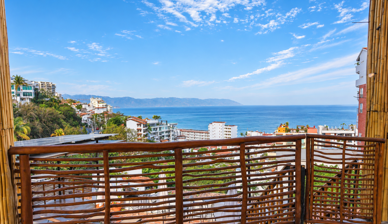 Vista a la Bahía de Banderas desde el balcón de bambú del rooftop
