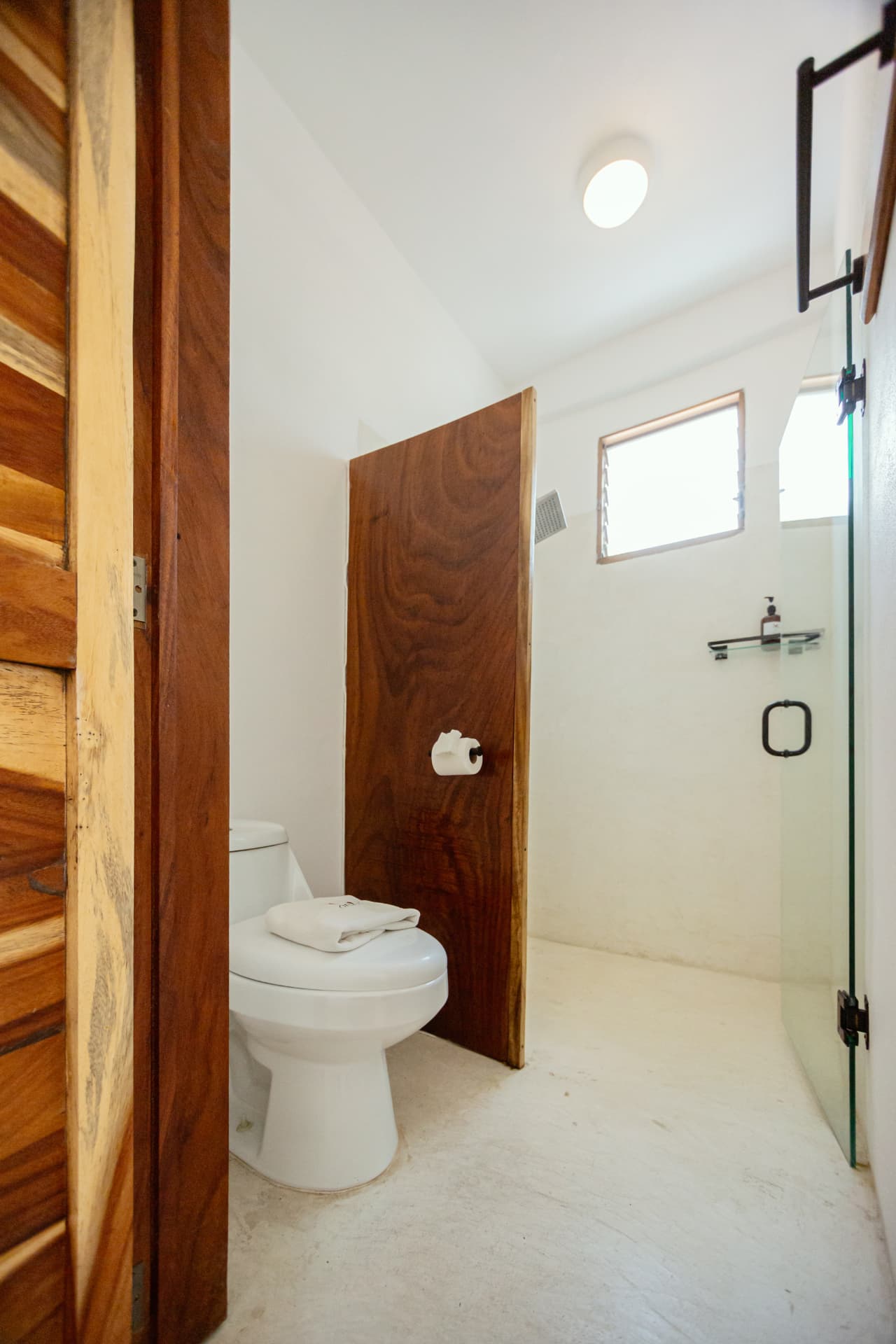 Regadera de lluvia del baño de la habitación 208 con ventana al cielo