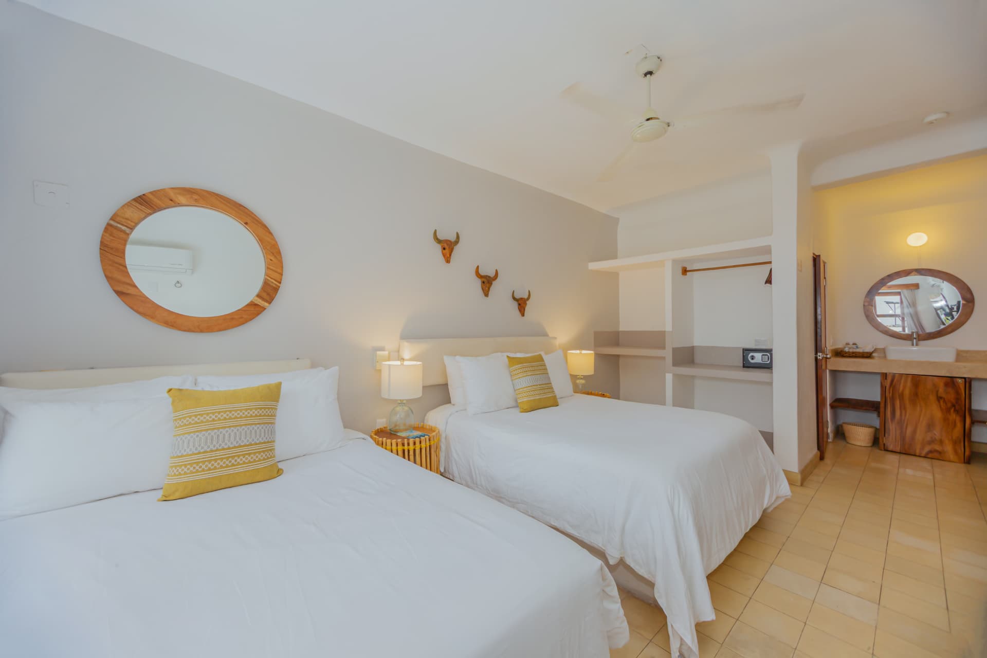 Dos camas Queen de la habitación 304 con ropero, caja fuerte y lavabo al fondo