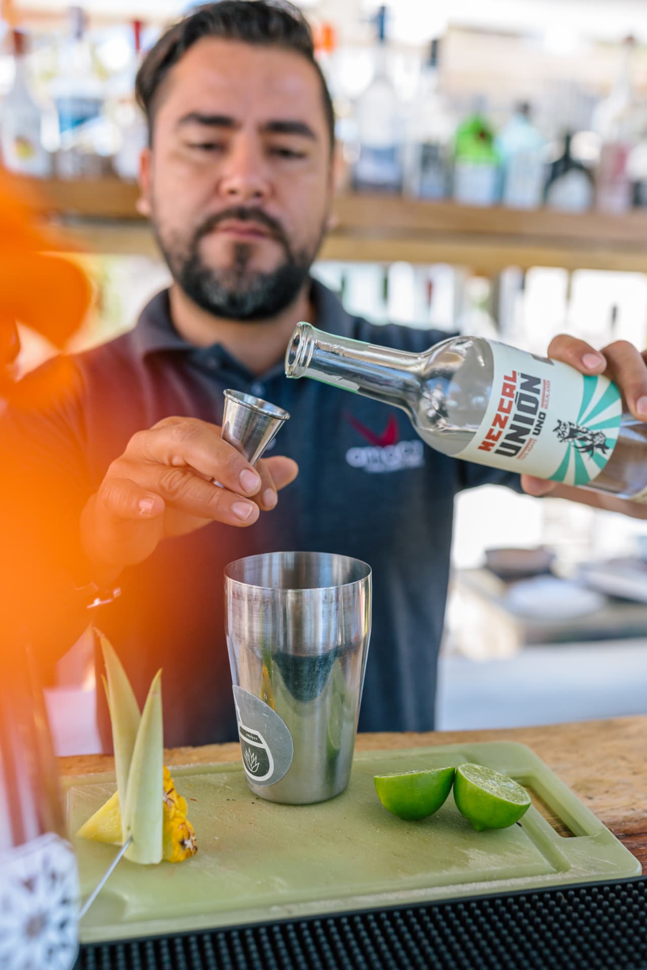Nuestro bartender preparando un cóctel con mezcal