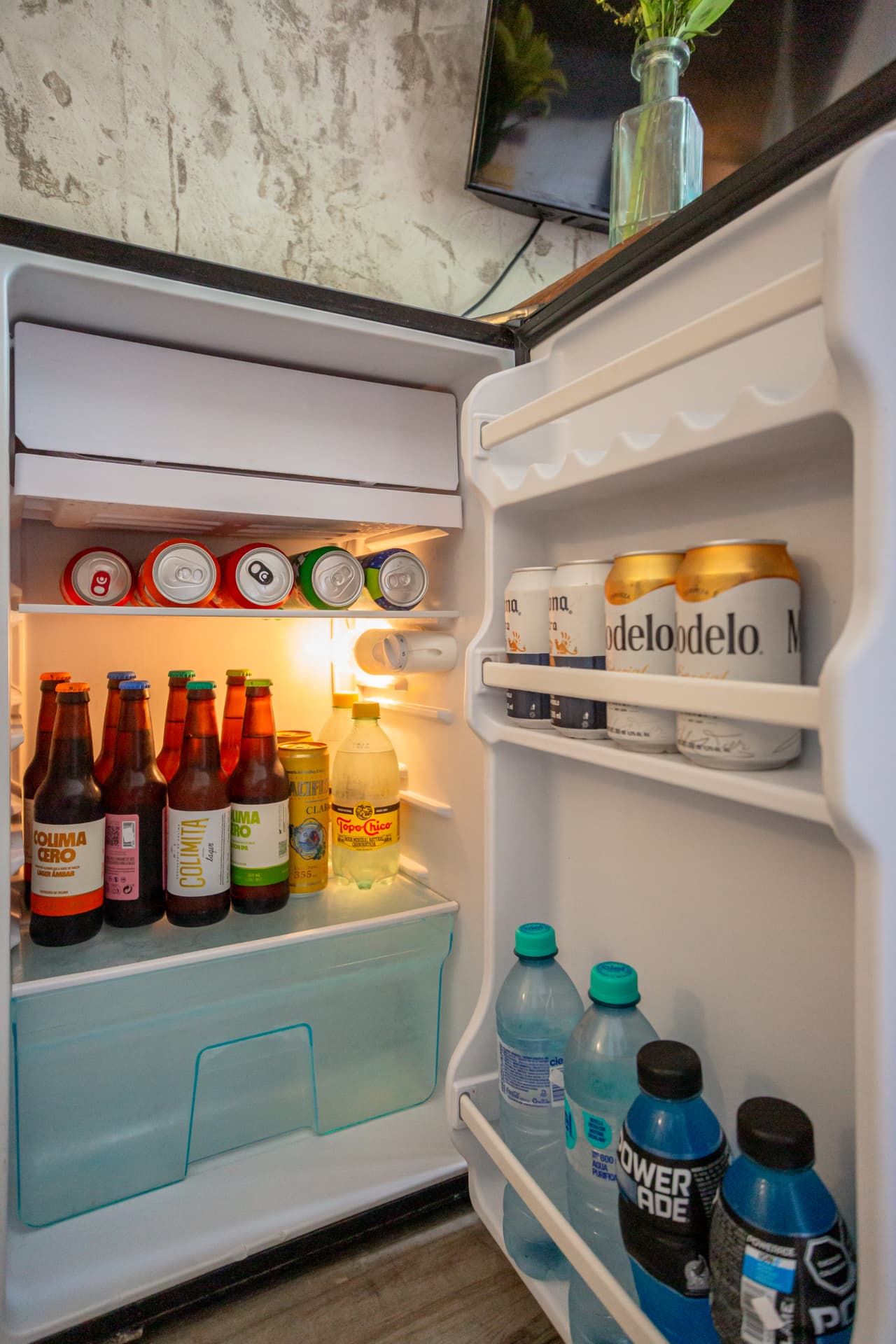 Minibar con bebidas de la habitación 101