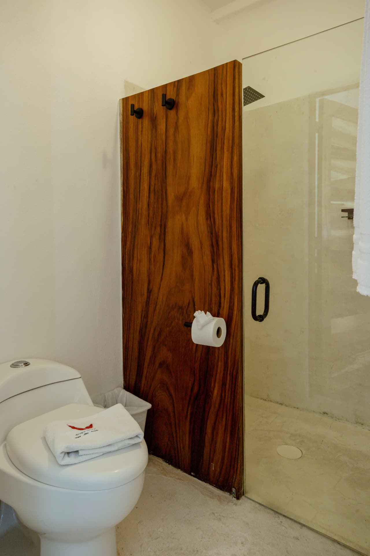 Baño de la habitación 201 con regadera