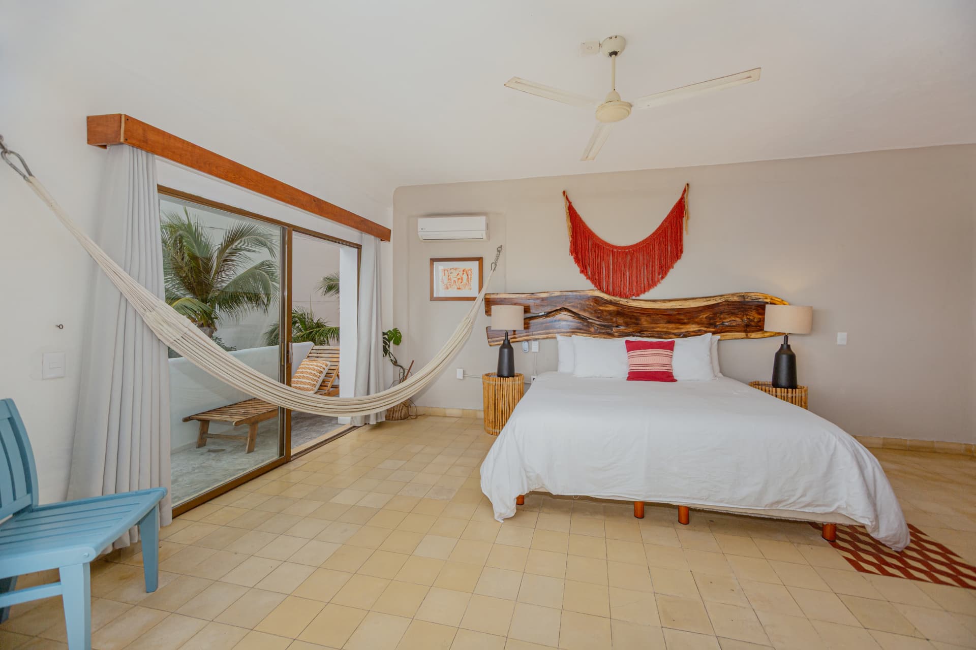 Cama King Size de la habitación Premium King con hamaca y terraza privada