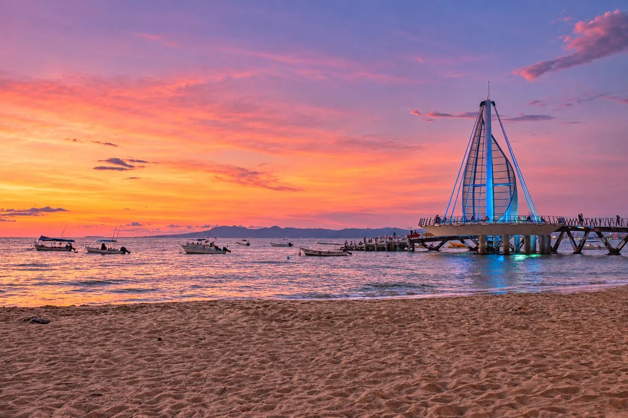 Atardecer sobre el muelle de Playa Los Muertos en Puerto Vallarta