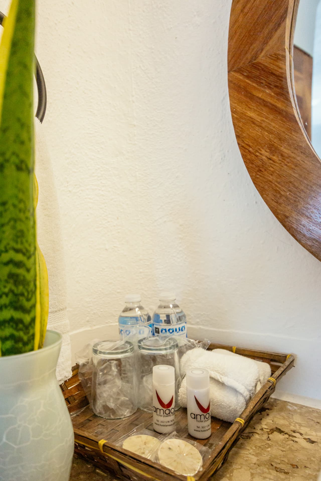 Amenidades y toallas del baño de la habitación 101