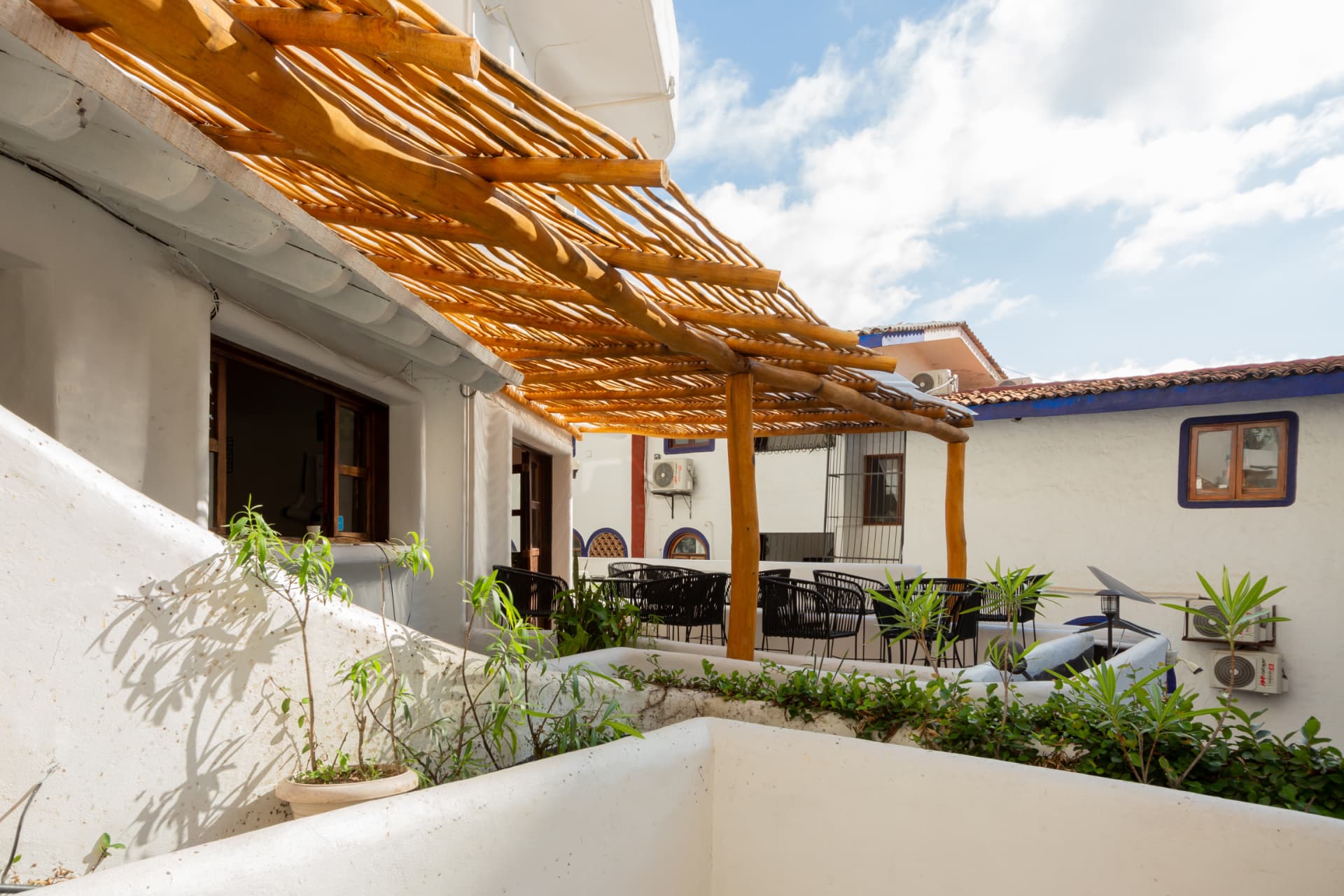 Pasillo abierto con pérgola de madera y arquitectura tradicional vallartense