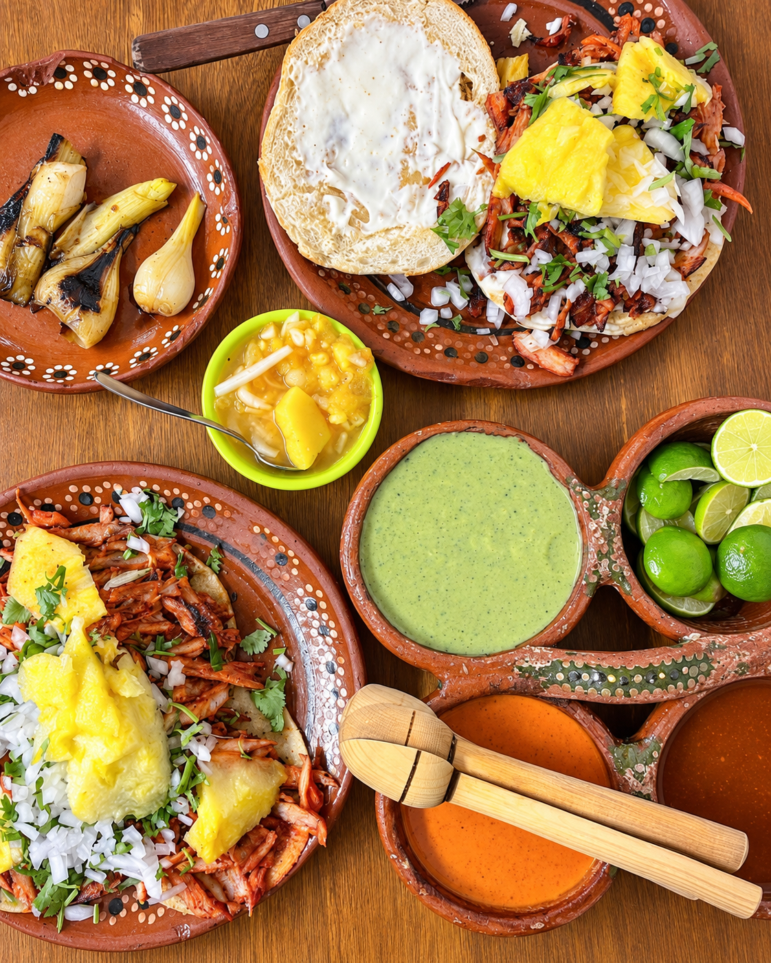 Tacos con piña y guacamole en platos de barro