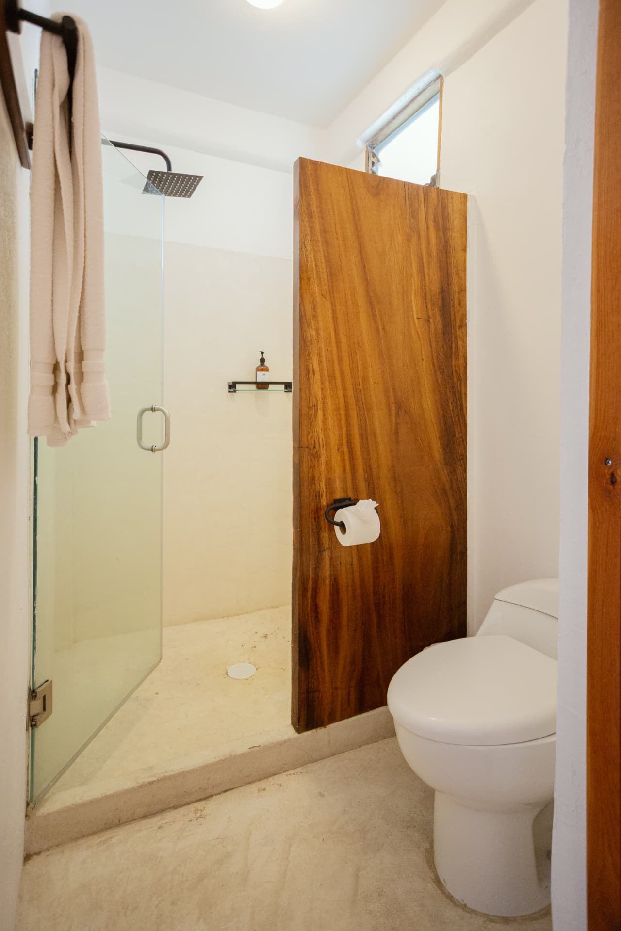 Baño de la habitación 204 con regadera y sanitario
