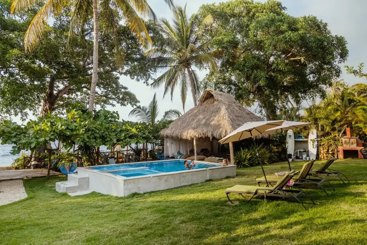 Piscine, jardin tropical et palapa en bord de mer à Amaca Beach Retreat